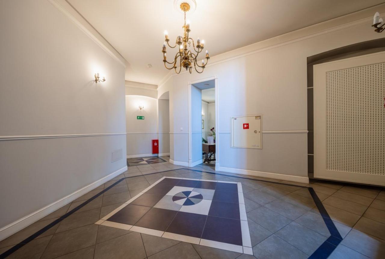 One Bedroom Center *